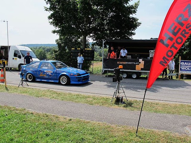 Eröffnungssequenz: Toyota Corolla in der Start-Sektion.