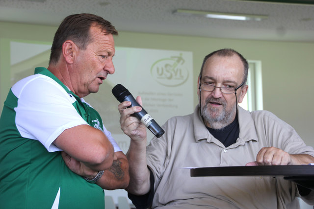 "Hervorragende Arbeit geleistet!" - Obmann Otto Neubauer mit Moderator Wolfgang Mandl.