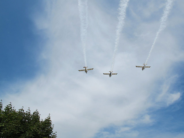 Die Dreierformation grüßte mehrfach vom Himmel.