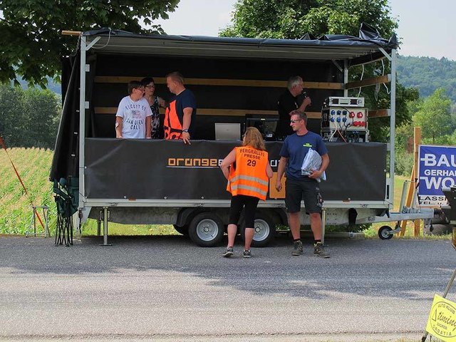 Moderator Siggi Rieger hält das Publikum bei Laune, bis das Rennen beginnt.
