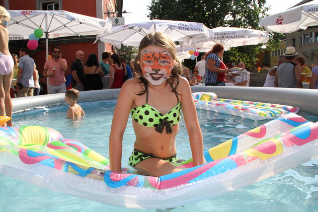 Nicht nur Wasser-Nixe Bea nützte das Schwimmbecken am Marktplatz zum Plantschen.