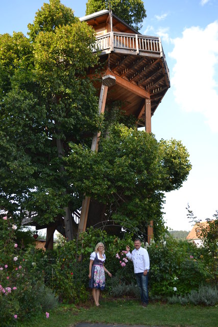 Birgit und Poldi Krassnitzer vor dem Baumhaus in Althofen