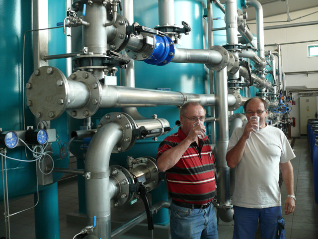 Das Retzer Wasserwerk läuft derzeit auf vollen Touren. Am Foto: die Wassermeister Franz Honas und Erhard BöhmFoto: Alfred Eipeldauer