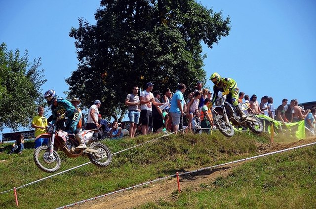 Patrick Wutte, an 2. Stelle nach dem Start MX2 auf Yamaha YZF250