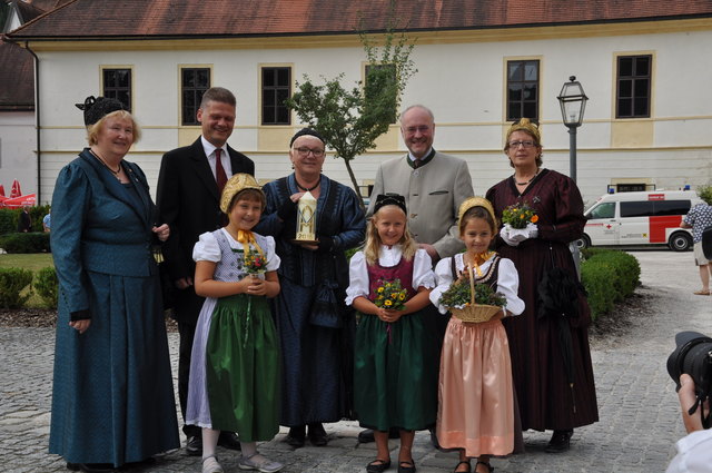 Bibiana Schaumberger, Julia Wagner, Christine Schaumberger von der Goldhaubengruppe Haag (vorne) sowie NÖ Goldhaubenobfrau Grete Hammel, Nationalratsabgeordneter Andreas Hanger, Marianne Rester, Obfrau der Goldhaubengruppe Bechelarn aus Pöchlarn, K