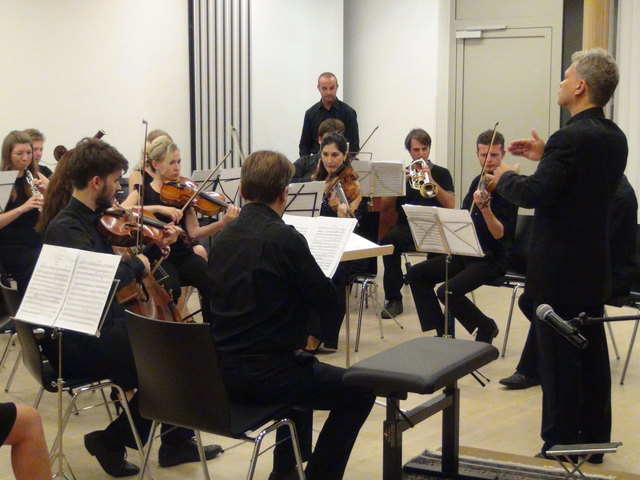 Dirigent Achim Holub leitet die Kammerphilharmonie Graz.