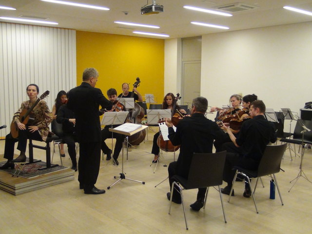 Die Klassische Gitarristin Johanna Beisteiner spielte zusammen mit der Kammerphilharmonie Graz das virtuose Konzert für Gitarre und Streichorchester von Mauro Giuliani.