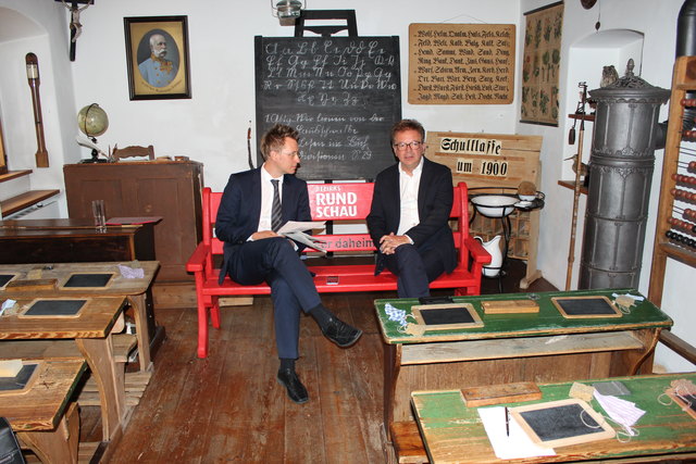 Das Schulmuseum in Bad Leonfelden wählte Grünen-Landesrat Rudi Anschober (r.) für das Interview zur Landtagswahl 2015 aus – er drückte dort mit Chefredakteur Thomas Winkler die BezirksRundschau-Bank.