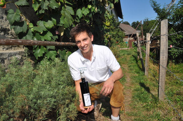 Landwirt & Buschenschank-Betreiber Rudolf Spieß stellt aus dem Cola-Strauch ein eigenes Cola ohne Konservierungsstoffe her | Foto: Friessnegg