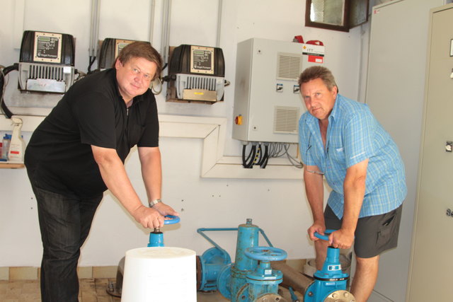 Bauhofchef Josef Kühschitz (r.) kontrolliert öfter in der Woche mit Vizebgm. Rudolf Ackerl die Wasserversorgung.