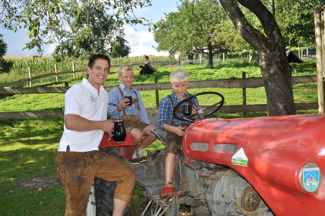 Michael (l.) und Armin (r.)  genießen das Erfrischungsgetränk ihres Onkels | Foto: Friessnegg