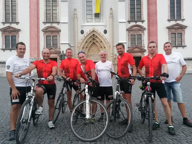 Die Radfahrer (v.l.): Thomas Krenn, Roman Weinhofer, Oswald Faustner, Klaus Weber, Peter Ernst; das Betreuerteam bildeten (v.l.): Matthias Fandl, Siegfried Winter, Markus Weinhofer | Foto: Privat