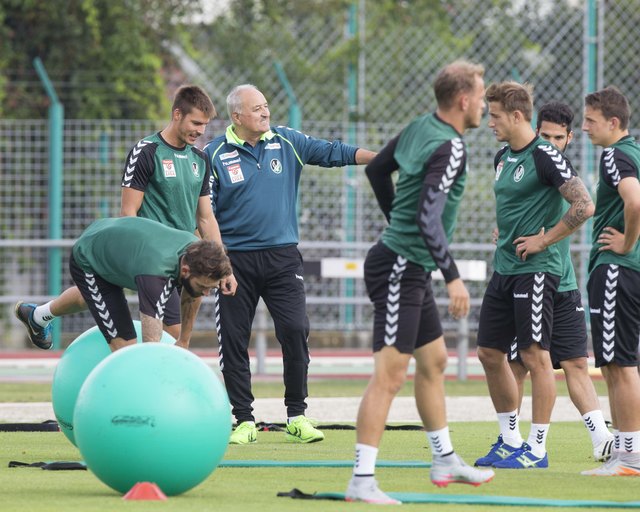 Heute Vormittag leiteten Paul Gludovatz (im Bild) und Co-Trainer Gerhard Schweitzer erstmals wieder das Training der SV Ried. | Foto: SVR/Furtner