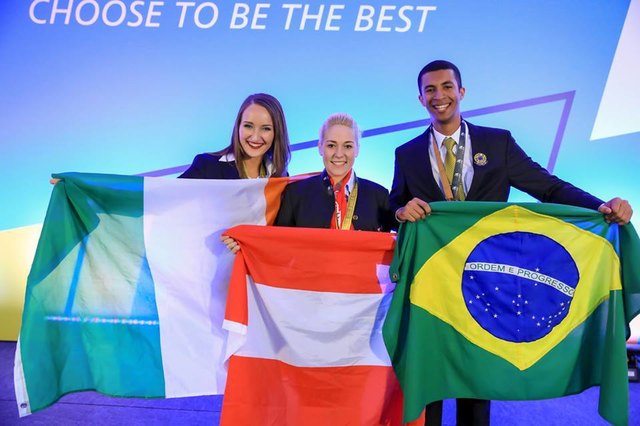 WorldSkills 2015: Restaurantfachfrau Franziska Ehgartner (mitte) hat eine der fünf Goldmedaillen für das Team Austria geholt. | Foto: facebook/WorldSkills