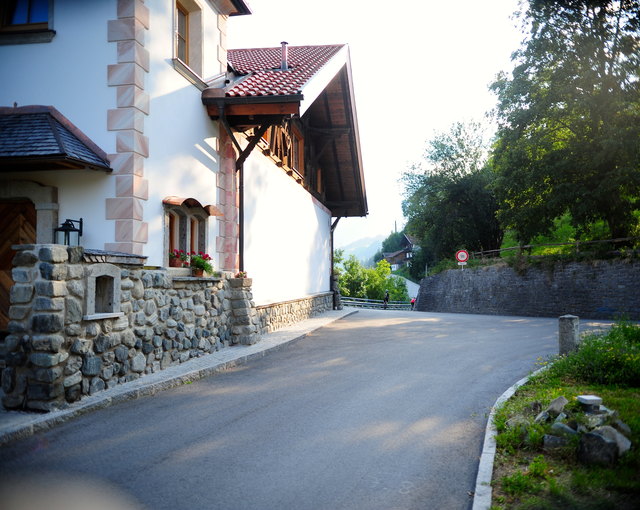 Hier wird beschleunigt: Fahrtrichtung Sellrain, links ist der "Steinhof", rechts die Abzweigung nach St. Quirin