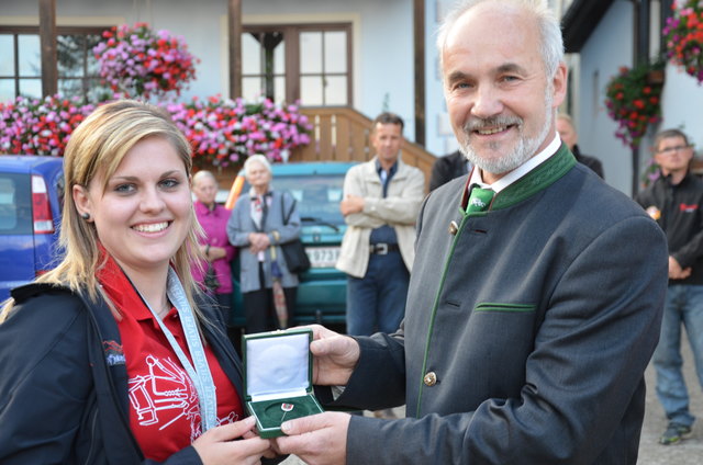 Marie Theres Mayerhofer bei der Ehrung mit Bürgermeister Rudolf Mürzl. Foto: Galler
