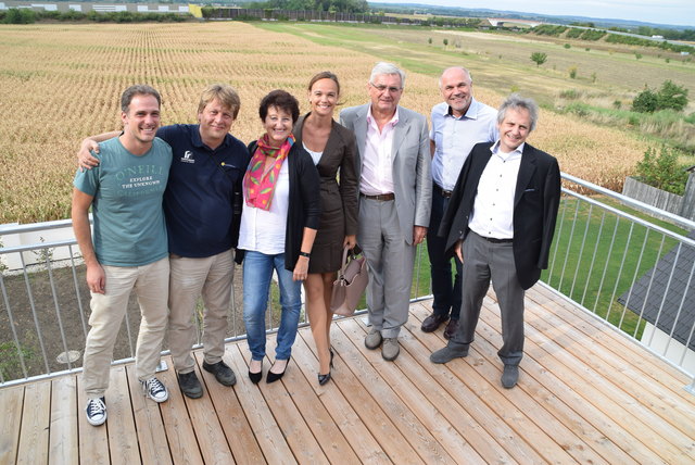 Bei der Begehung der neuen Vogelwarte in Seebarn: Ivan Maggini, Wolfgang Vogl, Monika Binder, Sonja Hammerschmid, Alfred Riedl, Walter Arnold und Christian Mathes. | Foto: Zeiler