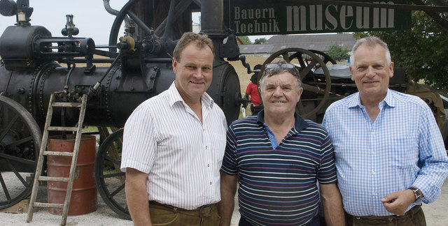 Vor einer 100 Jahre alten, noch immer funktionierenden „Hofherr Schrantz“-Dampfmaschine, von links: Dietachs Bürgermeister Johannes Kampenhuber, Museums-Inhaber Konsulent Ernst Sandmair und Bundesratspräsident Gottfried Kneifel, der selbst mit einem Steyr | Foto: BRP/Engelsberger