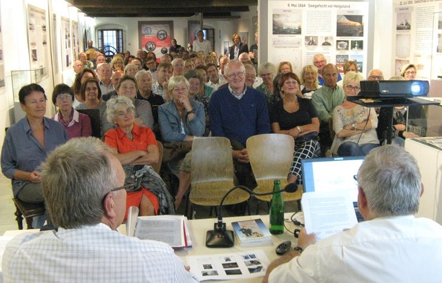 Ein Blick auf Leser und amüsiertes Publikum.