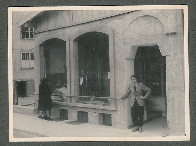 Unternehmensgründer Hans Walser vor dem Geschäft in der Malserstrasse.