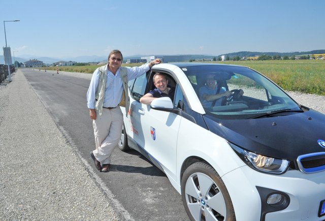 Der Leiter des Fachbereichs Bau im Magistrat DI Kurt Rameis und Bürgermeister Mag. Matthias Stadler besichtigen die neu befestigten Straßen im Betriebsbaugebiet NOE Central. Am Steuer des EVN-Elektroautos Rathaussprecher Martin Koutny | Foto: Josef Vorlaufer