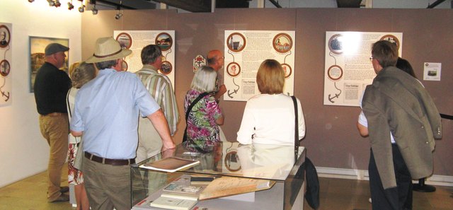 Bei den Schautafeln zu "100 Jahre Marineakademie Braunau am Inn".
