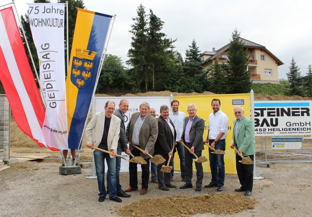 Arch. DI Wolfgang Stachl, Prok. Ing. Wolfgang Steinschaden (GEDESAG), Dir. Bmstr. Ing. Alfred Graf (GEDESAG), Polier Gerhard Klaffl (Steiner-Bau), Bürgermeister Ferdinand Ziegler, Bauleiter Bernhard Kienmeyer (Steiner-Bau), Vizebürgermeister Franz Mandl,