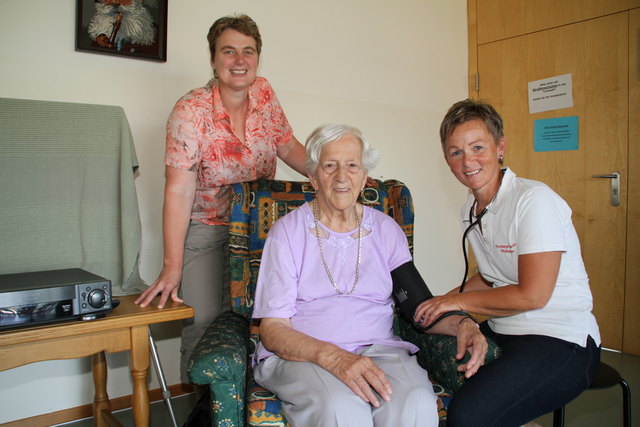Beste Betreuung erhält im Tagesbetreuungszentrum Maria Dorn von Geschäftsführerin Barbara Stögner vom Krankenpflegeverein und Brigitte Hillebrand.