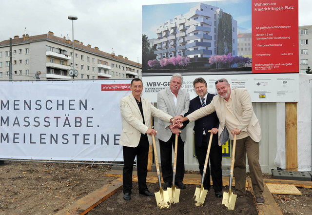 Bezirksvorsteher Hannes Derfler, Bezirksvorsteher-Stellvertreter Herwig Pirker, Wohnbaustadtrat Michael Ludwig und Bezirksrat Florian Winkler (v.l.n.r.) freuen sich über dieses innovative Wohnbauprojekt das besonders kostengünstiges und rollstuhlgerechtes | Foto: W. Schaub-Walzer/PID