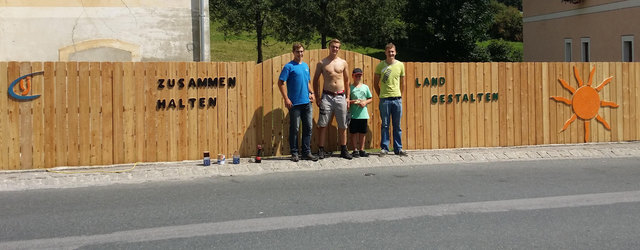 Dominik Winkler, Günther Macheiner, Simon Grasl und Alexander Prodinger (v.l.) stellten den neuen Zaun auf. | Foto: Landjugend Mariapfarr, Matthäus Schröcker