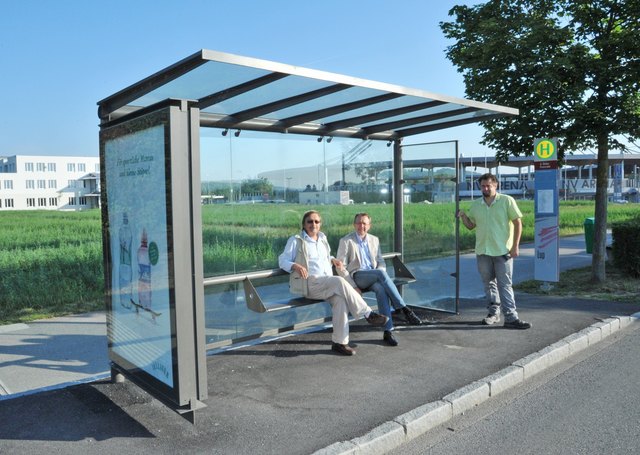 Kurzes "Probesitzen" in einem der neuen   LUP Wartehäuschen in der Bimbo Binder-Promenade: Baudirektor DI Kurt Rameis, Bürgermeister Mag. Matthias Stadler und Ing. Clemens Parzer. | Foto: Josef Vorlaufer