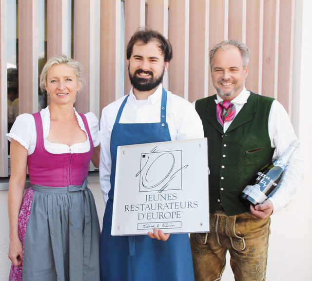 Die Gastgeber Monika und Wolfgang Gröller mit "Jeunes Restaurateurs d'Europe"-Mitglied Lukas Nagl. | Foto: Wolfgang Neuhuber