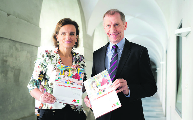 Für flächendeckende Kinderbetreuungsangebote: Bernadette Pöcheim und Josef Pesserl. Foto: AK Steiermark/Kanizaj