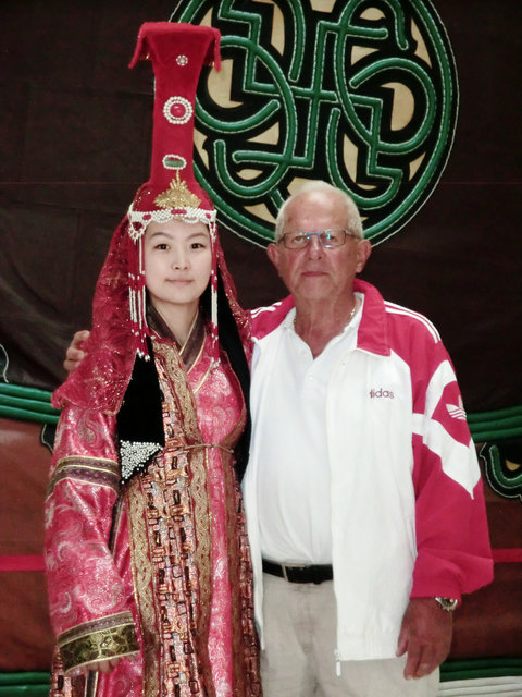 Reinhard Truppe mit einer Mongolin in der typischen Nationaltracht | Foto: Reinhard Truppe