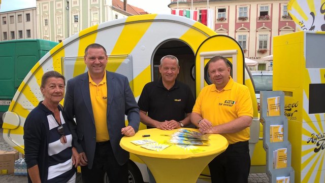 Landtagsabgeordneter Wolfgang Stanek stand gemeinsam mit der Seniorenbund Bezirksobfrau Josefine Richter und dem Ennser Bürgermeisterkandidaten Manfred Voglsam Frage und Antwort am Wochenmarkt in Enns. Im Bild v.l.: Richter, Voglsam, Stanek, Michael Grims | Foto: ÖVP