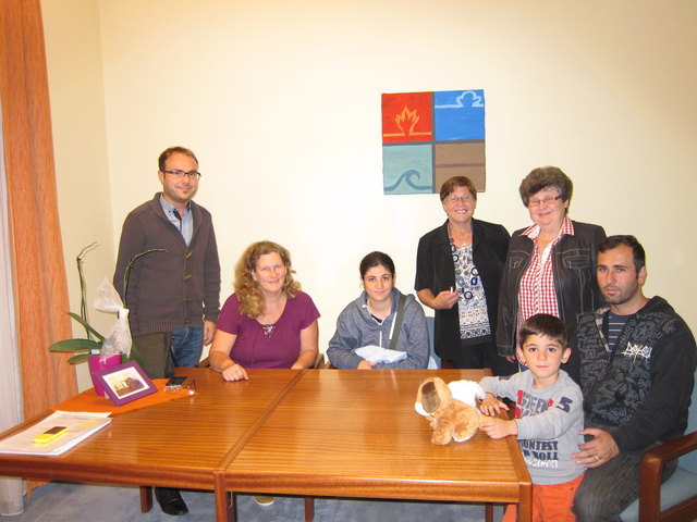 Vizebürgermeister Johannes Albrecht, Roswitha Vizvary, Helen Kaka ,Bürgermeisterin Josefa Geiger, geschäftsführende Gemeinderätin Susanne Arnold, Redwan Korshi mit Rahand