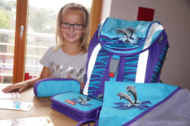 Sophie Schober freut sich schon darauf ihre Delphin-Schultasche in wenigen Wochen zum Einsatz zu bringen.