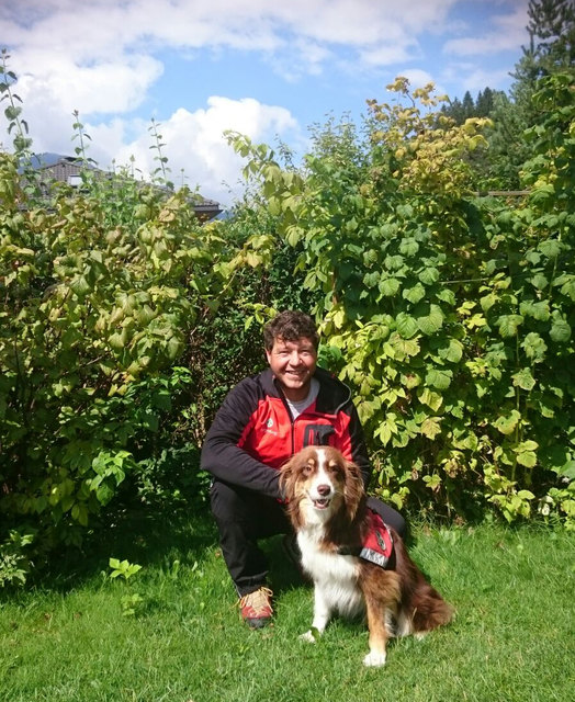 Hundeführer Gert Almer mit Kira.