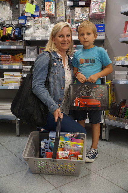 Um 52,46 Euro kauften Kathrin und Daniel Wallisch in Begleitung der Bezirksblätter Schulsachen ein.