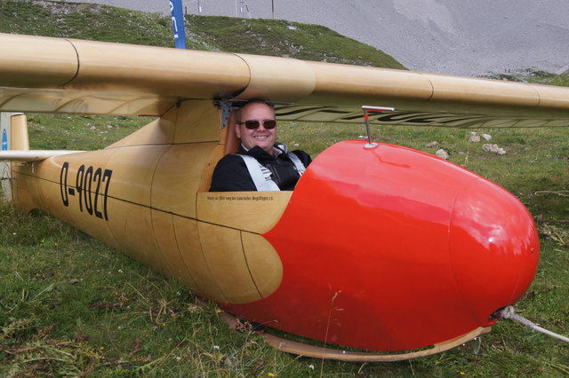 Walter Wartlsteiner startete seit 75 Jahren erstmals wieder mit einem Segelflieger von der Seegrube mittels Gummiseilstart.