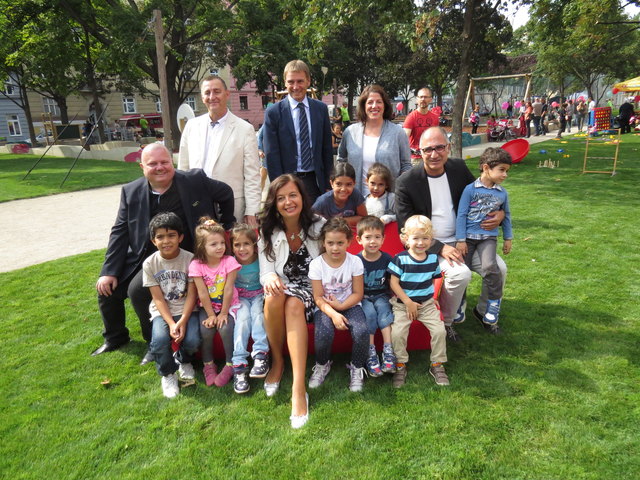 Kinder vom Kindergarten Forsthausgasse weihten mit Uli Sima, BV Hannes Derfler und Bezirksvertretern den neuen Sachsenpark ein.