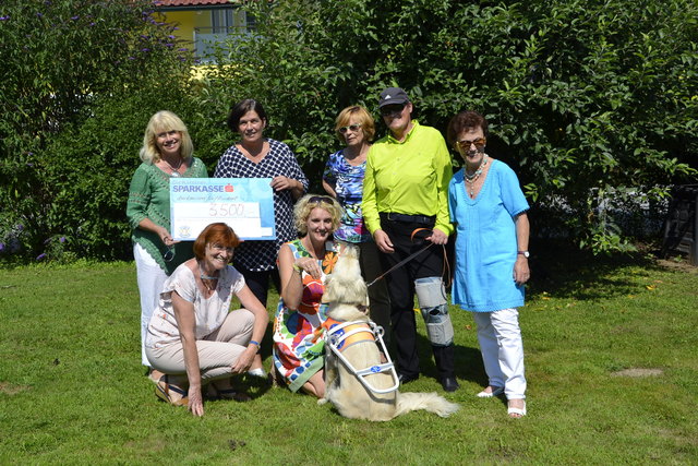 Ingrid Meckel (2. v.r.) mit ihrem Blindenführhund „Sultan“ im Kreis der „Soroptimistinnen“ aus St. Veit | Foto: KK