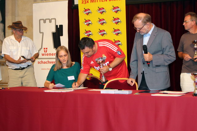 B-Turniersieger Ritopecki Nebojsa mit seinem Pokal