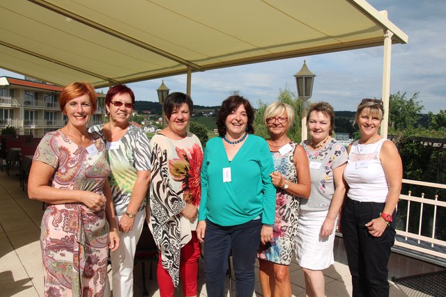 Gruppenbild der sieben burgenländischen Ortschefinnen auf der Terrasse des AVITA-Hotels in Bad Tatzmannsdorf | Foto: Vorauer