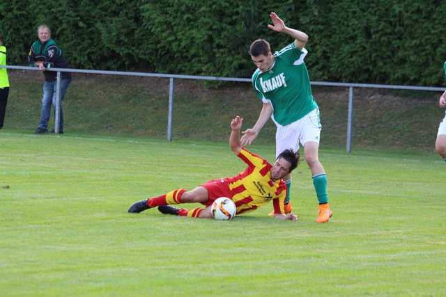 Hart umkämpftes Derby in Admont: Martin Reif (liegend, Admont) gegen Mark Berghofer (Hall).