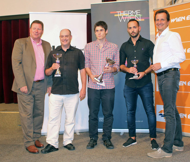 Die drei A-Turniersieger (i.d. Mitte Francesco Rambaldi, li: GM Arkell Keith, re: GM Bánusz Tamás), flankiert von Stadtrat Oxonitsch und Vereinspräsident Hursky