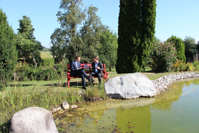 Landesrat Manfred Haimbuchner wählte den Schwimmteich beim Elternhaus in Steinhaus bei Wels als Ort für das BezirksRundschau-Interview zur Landtagswahl aus. Scheinbar politisch interessierte Frösche, Kröten und Molche waren Zaungast beim Gespräch.