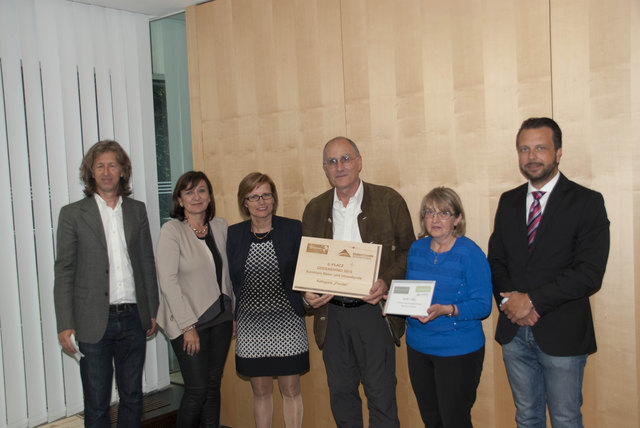 Toni und Waltraud Kuen erhielten für ihre Verdienste um den Naturschutz den "Eurotours Umweltpreis Greenerino" | Foto: Eurotours