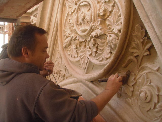 Für Restaurierungsarbeiten aller Art finden sich in dem gemeinnützigen Unternehmen viele helfende Hände. | Foto: Manufaktur