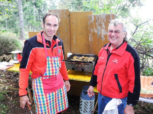 "Alt" und "Neu" am Grill - Ortsstellenleiter Rudolf HOLZER mit Helmut "Bill" TRESSL
